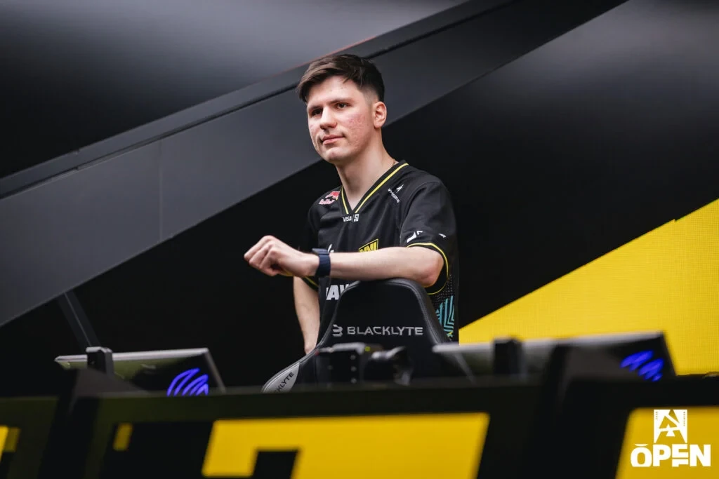 b1t sonríe en el escenario tras una victoria de NAVI sobre PARIVISION en Rotterdam