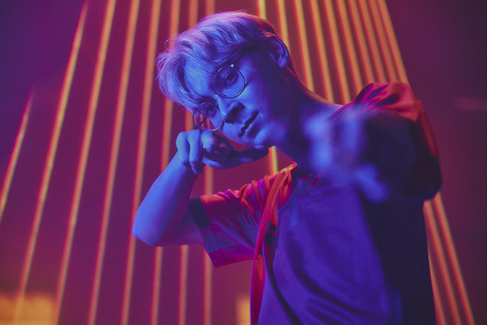 TenZ apunta a la cámara con su camiseta de Sentinels.