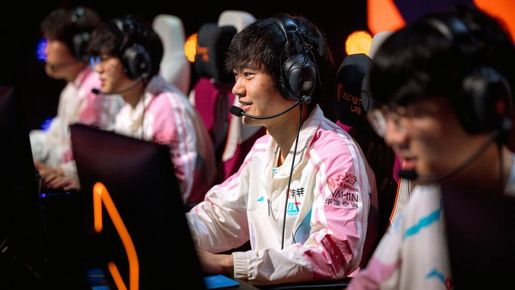 Bilibili Gaming compite en el escenario durante la fase knockout del First Stand Tournament el 21 de marzo de 2026 en la Riot Games Arena de São Paulo, Brasil.