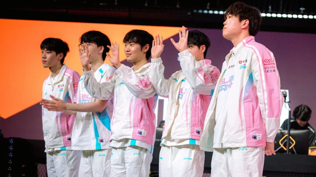 Bilibili Gaming saluda en el escenario durante el Día 1 de la fase de grupos del First Stand Tournament el 16 de marzo de 2026 en la Riot Games Arena de São Paulo, Brasil.