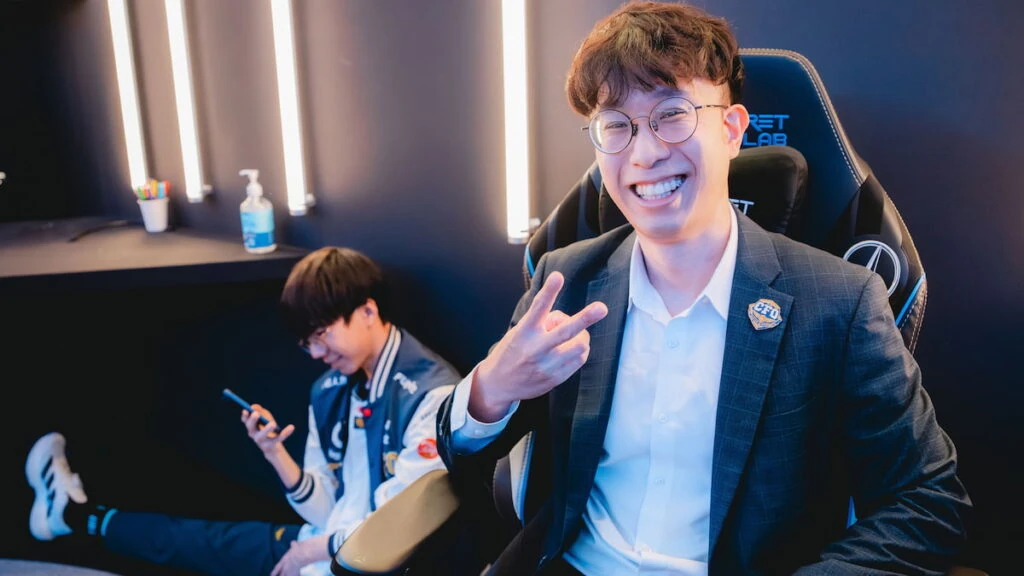 El coach Chawy de CTBC Flying Oyster durante la fase Knockout de League of Legends Worlds 2025 el 29 de octubre de 2025 en Shanghái, China.