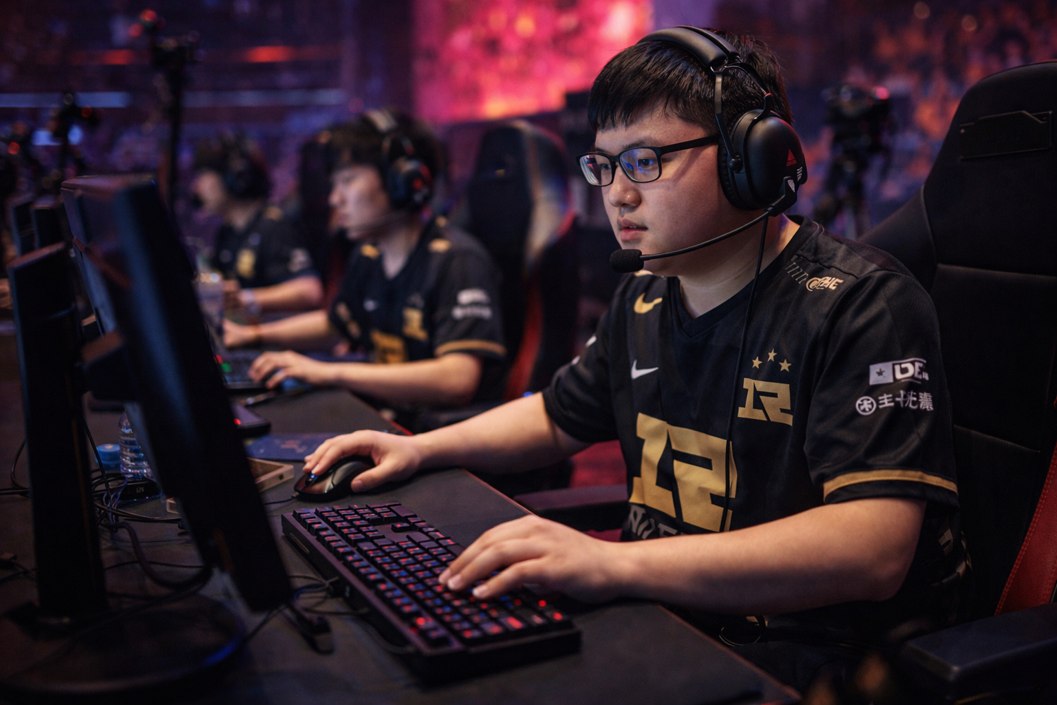 Jugador profesional de League of Legends en escenario competitivo con luces intensas y ambiente de torneo e-sports