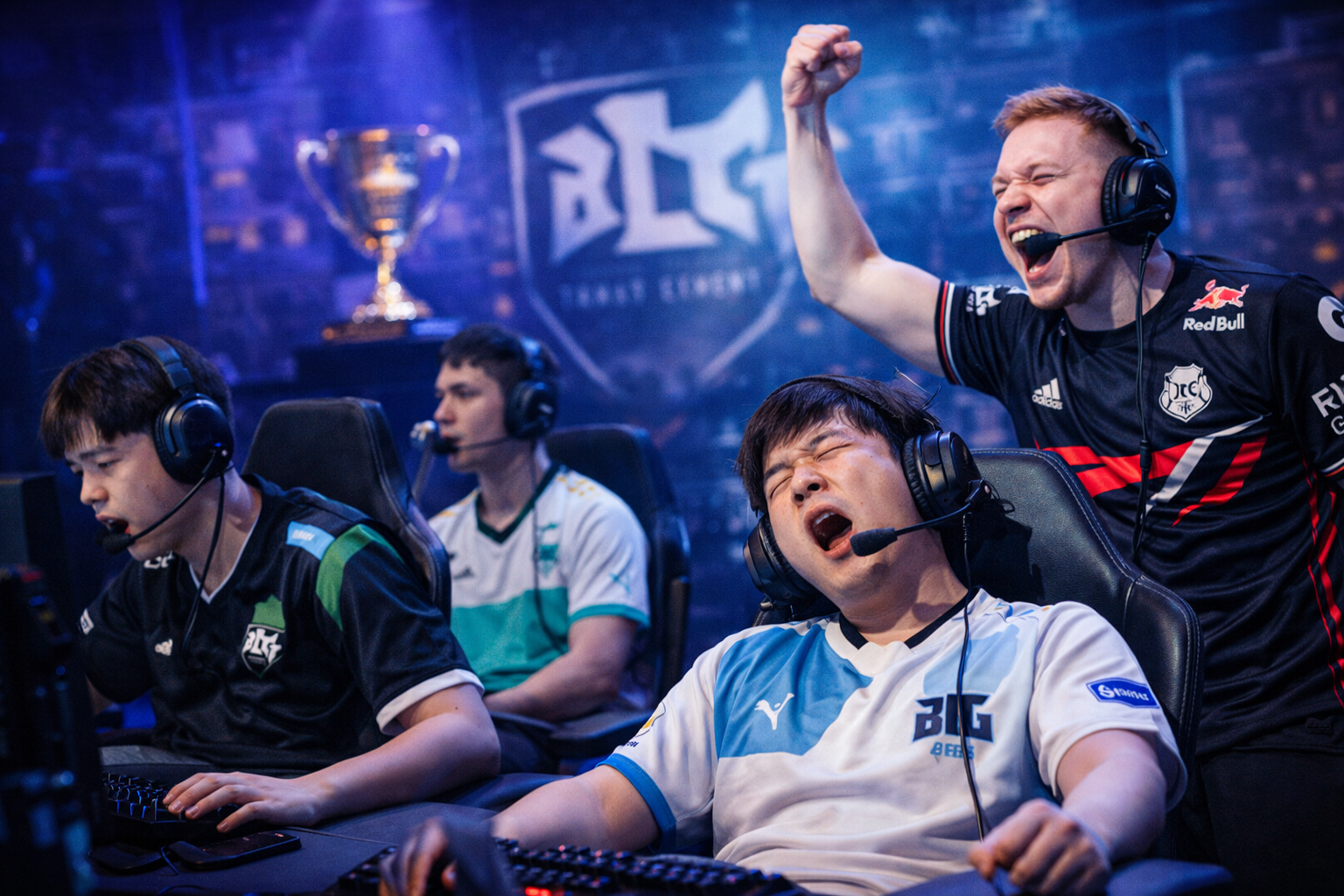 Jugadores compitiendo en un torneo internacional de LoL con tensión de BO5, emociones fuertes y ambiente de escenario e-sports