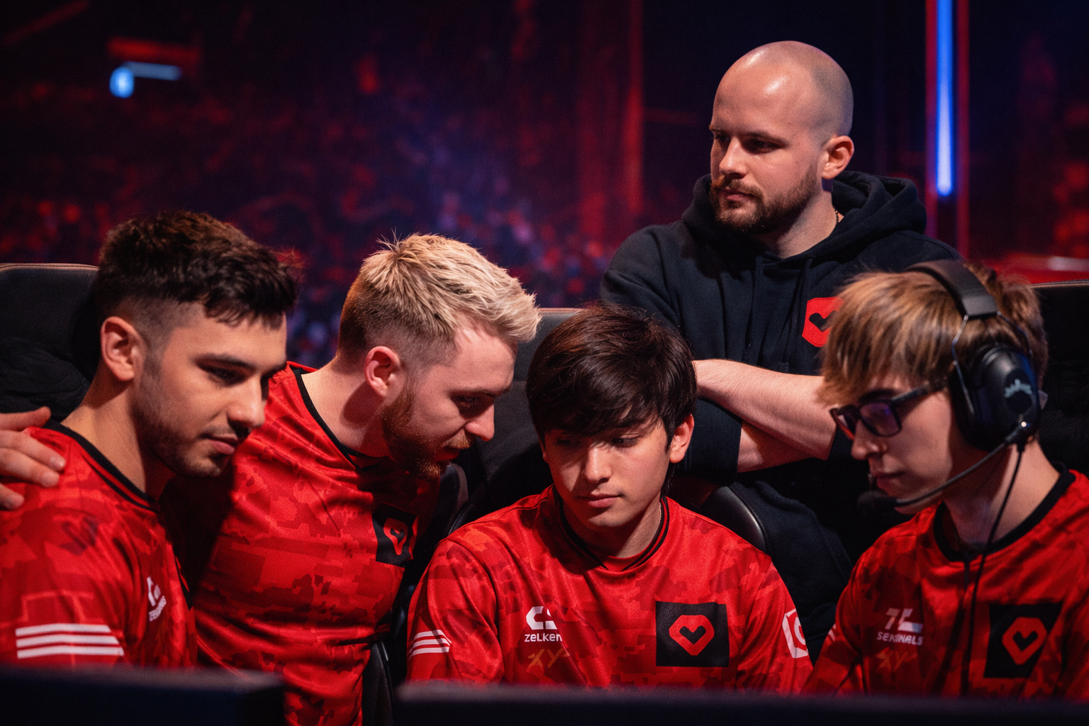 Ewok observando y guiando a Sentinels en un escenario de VALORANT, con el equipo reunido en plena discusión