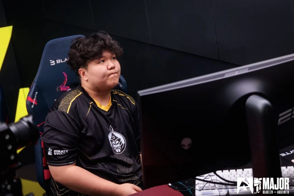 mzinho de The MongolZ se ve triste tras la derrota de su equipo ante Team Vitality en la gran final del CS2 Austin Major 2025.