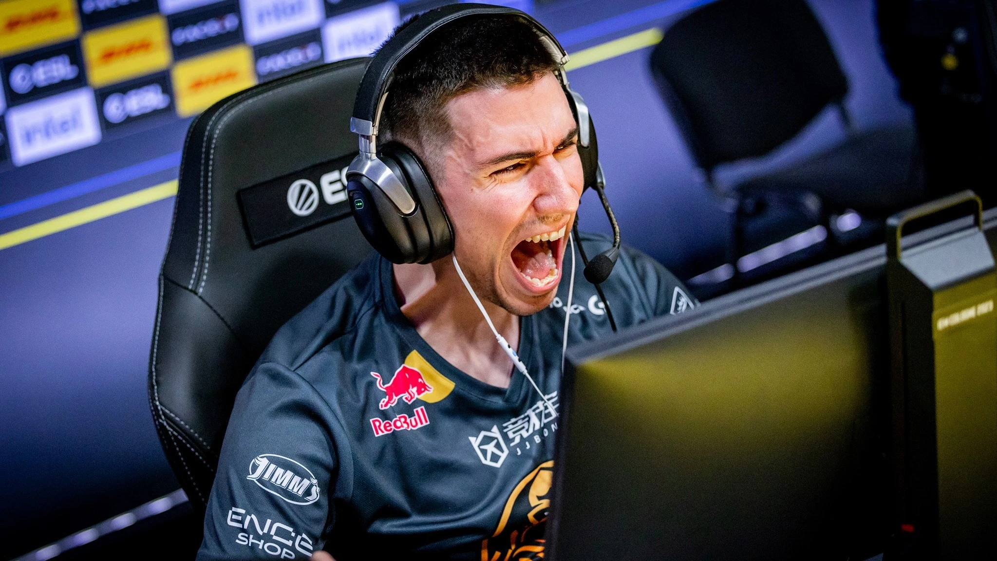 Foto del pro de CS:GO maden, de ENCE, gritando en el IEM Cologne 2023. Es un hombre joven, blanco y con el pelo rapado.