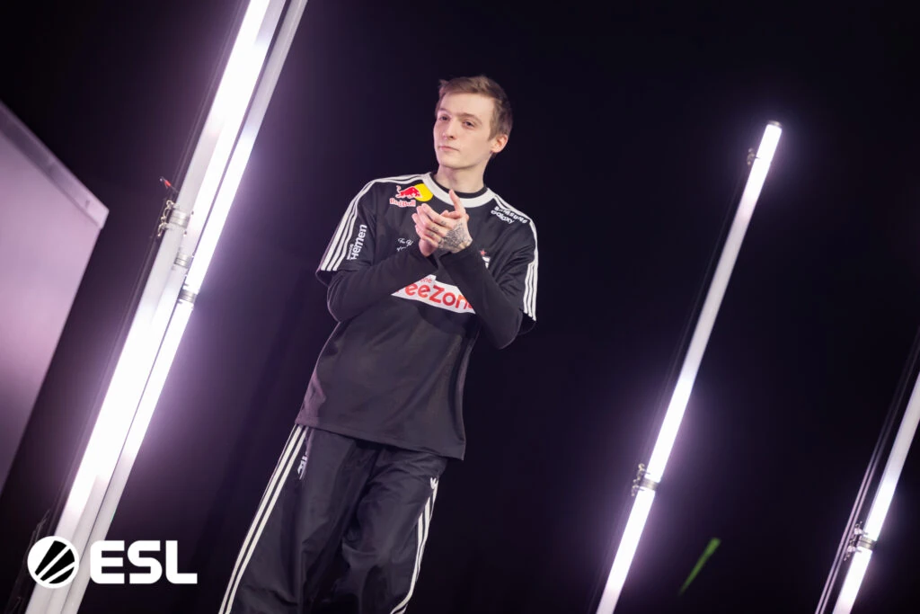 lauNX de FUT camina hacia el escenario.