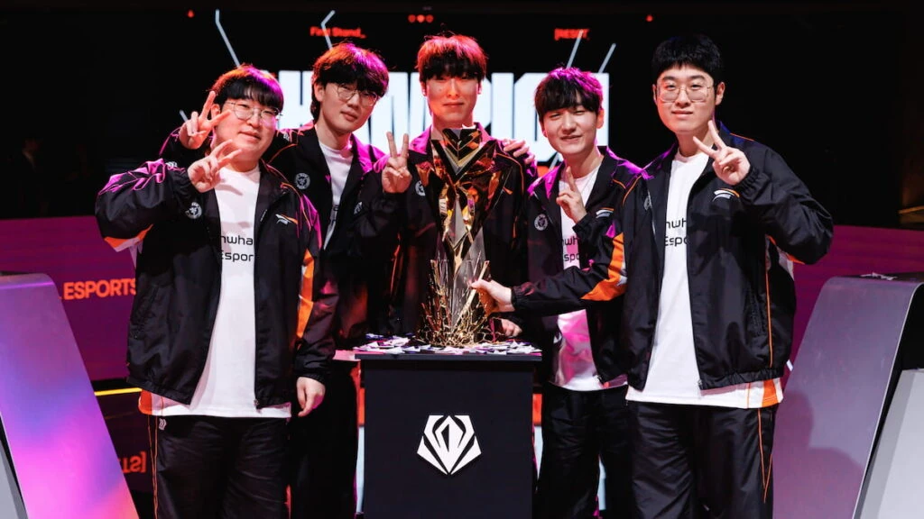 Hanwha Life Esports posa con el trofeo tras convertirse en el primer campeón del torneo First Stand 2025 en la gran final del 16 de marzo de 2025 en LoL Park, Seúl, Corea.