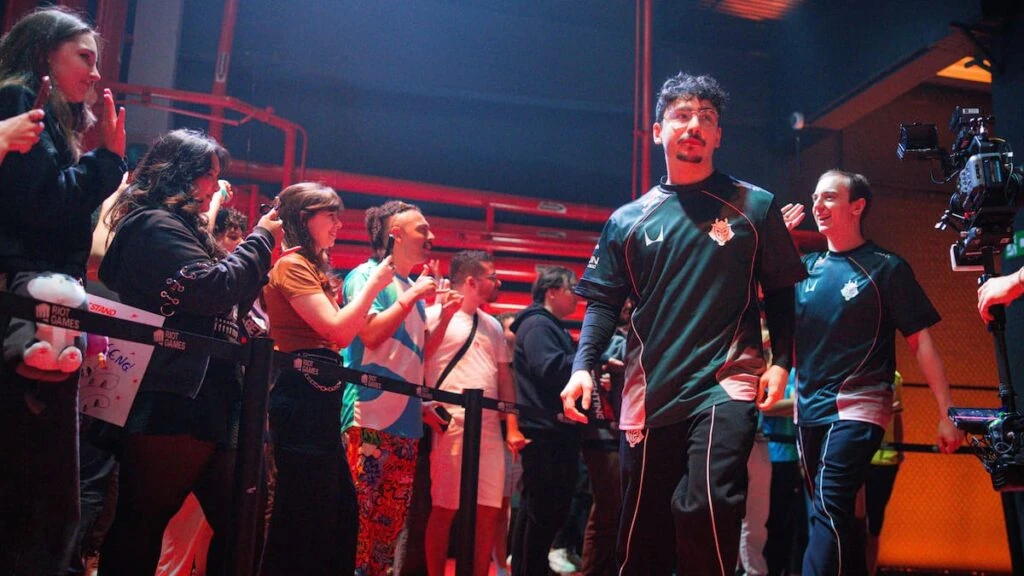 G2 Esports camina hacia el escenario en la fase knockout del First Stand Tournament el 21 de marzo de 2026 en la Riot Games Arena de São Paulo, Brasil.