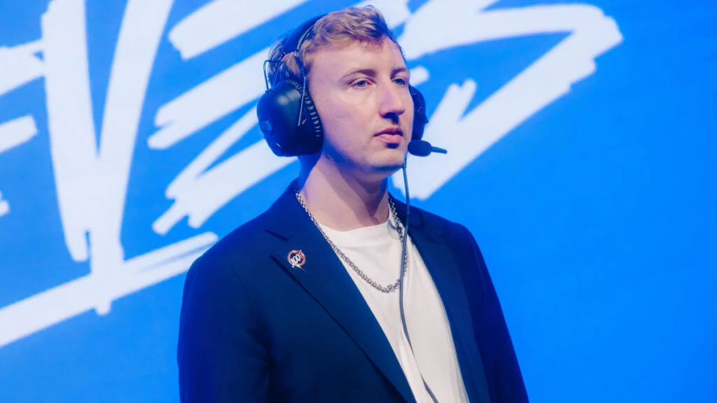 El coach Goldenglue de 100 Thieves en el escenario durante la fase Swiss de League of Legends Worlds 2025 el 24 de octubre de 2025 en Beijing, China.