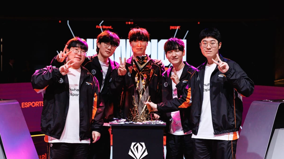 Hanwha Life Esports posa con el trofeo tras convertirse en el primer campeón del torneo First Stand 2025 en la gran final del 16 de marzo de 2025 en LoL Park, Seúl, Corea.