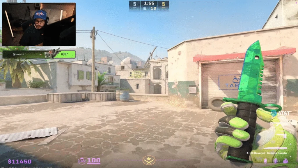 Nadeshot inspeccionando su skin M9 Bayonet Gamma Doppler en CS2