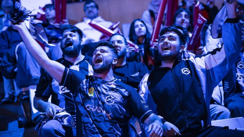 Fans celebrando cuando Karmine Corp (KC) se enfrenta a GIANTX (GX) en la Lower Bracket Round 3 de las finales del LEC Versus 2026 en la Olympic Arena de Badalona, Barcelona.