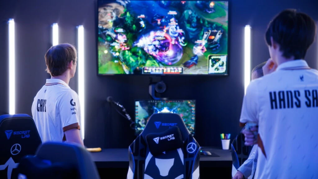 Caps (izquierda) y Hans Sama de G2 Esports detrás del escenario durante la fase Knockout de League of Legends Worlds 2025 el 30 de octubre de 2025 en Shanghái, China.