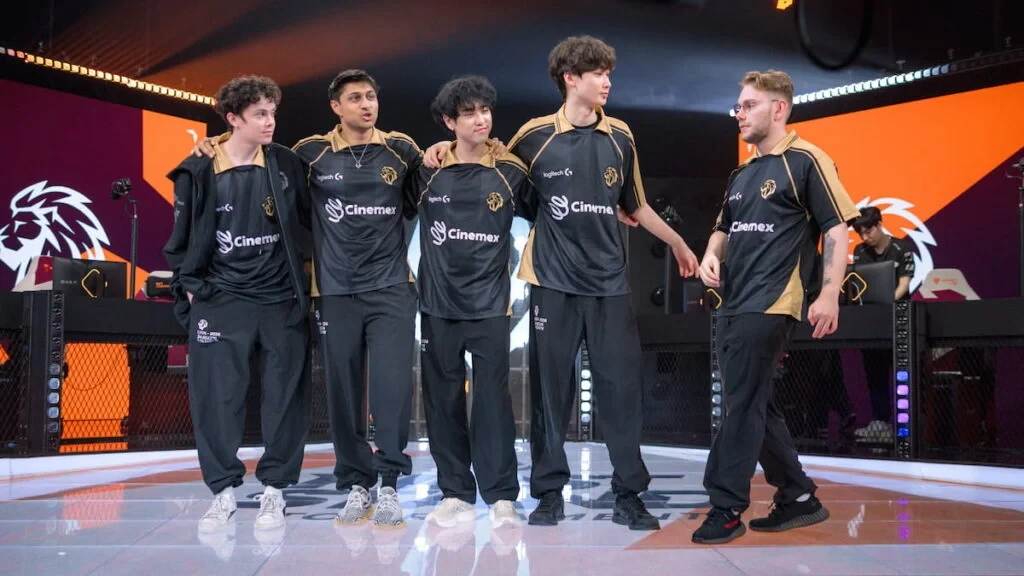 LYON saluda en el escenario durante el Día 2 de la fase de grupos del First Stand Tournament el 17 de marzo de 2026 en la Riot Games Arena de São Paulo, Brasil.