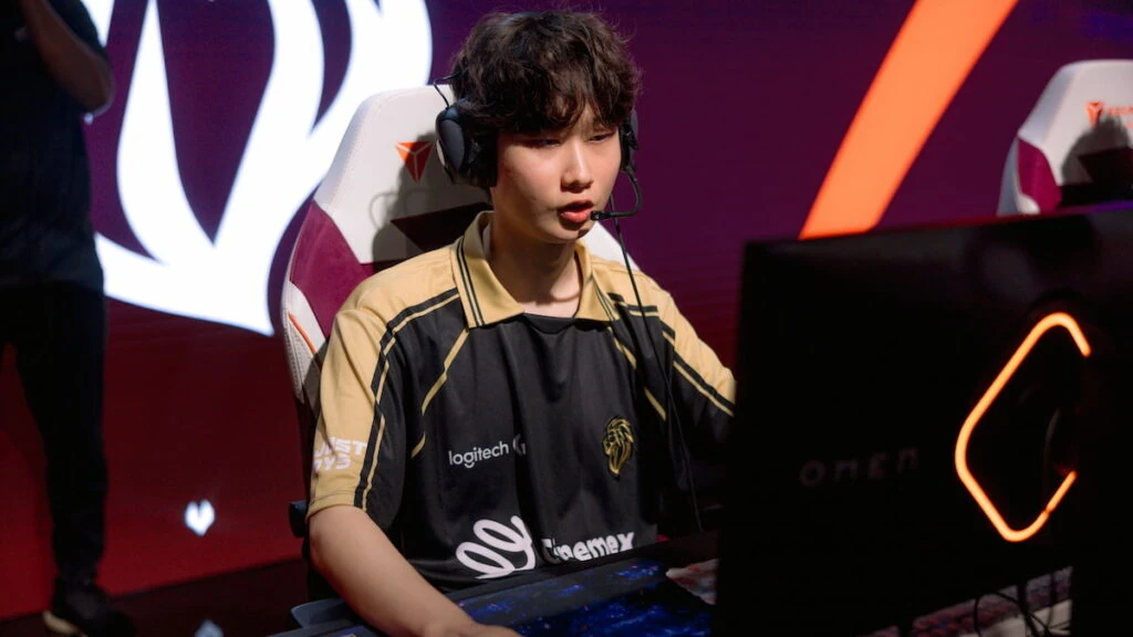 Saint de LYON compite en el escenario durante el Día 4 de la fase de grupos del First Stand Tournament el 19 de marzo de 2026 en la Riot Games Arena de São Paulo, Brasil. (