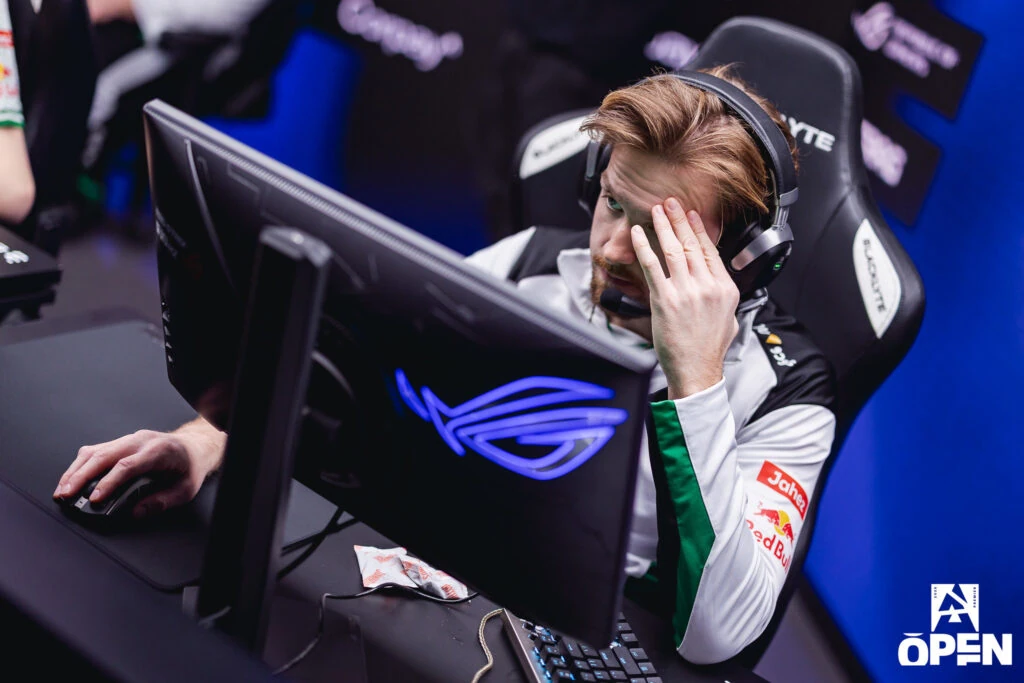 NiKo se toma la cabeza durante un partido entre Falcons y PARIVISION en BLAST Open Rotterdam