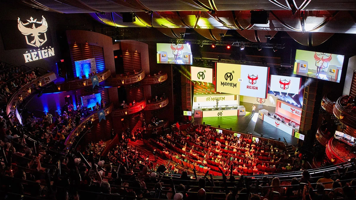 Un público en un teatro mira y celebra Overwatch en vivo durante la final de la Overwatch League.