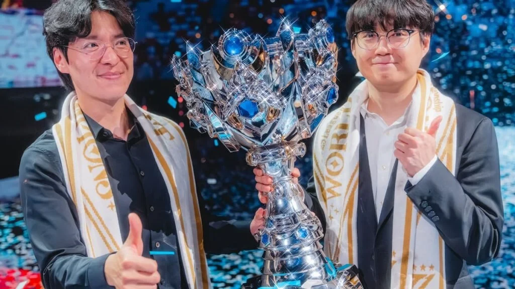 El coach kkOma (izquierda) y Mata de T1 celebran en el escenario tras coronarse campeones en la final de League of Legends Worlds 2025 el 8 de noviembre de 2025 en Chengdu, China.