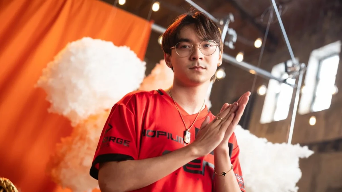 TenZ mirando a la cámara con las manos juntas