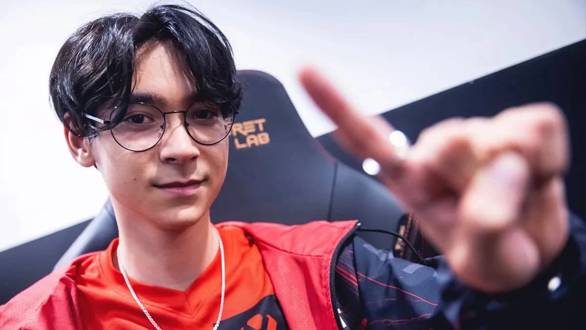 TenZ, del equipo de VALORANT de Sentinels, levanta un dedo señalando durante un evento del VCT.