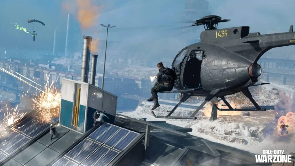 Operadores en helicóptero peleando contra enemigos sobre un techo en Rebirth Island en Warzone Season 2