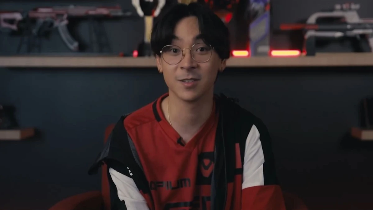 TenZ sentado en un sofá hablando sobre su retiro en un video de Sentinels