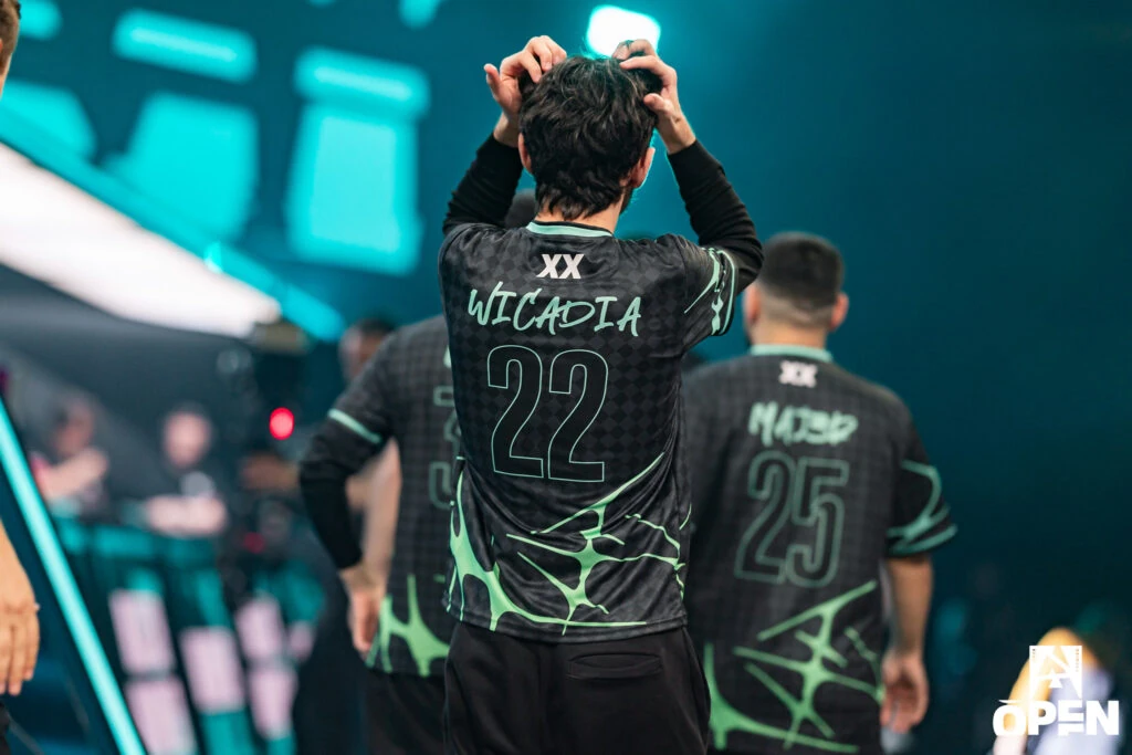 Wicadia baja del escenario tras una dominante victoria de Aurora