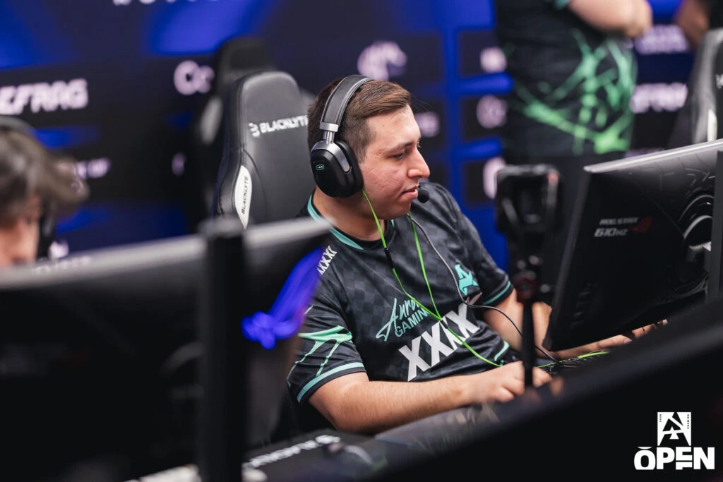 XANTARES sentado en la cabina de jugadores con Aurora en BLAST Open Rotterdam