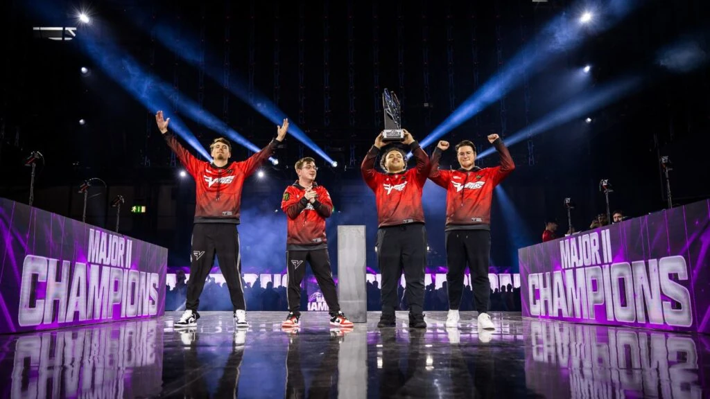 FaZe Vegas levanta el trofeo tras ganar la gran final del CDL Major 2 2026 contra OpTic Texas en DreamHack Birmingham.