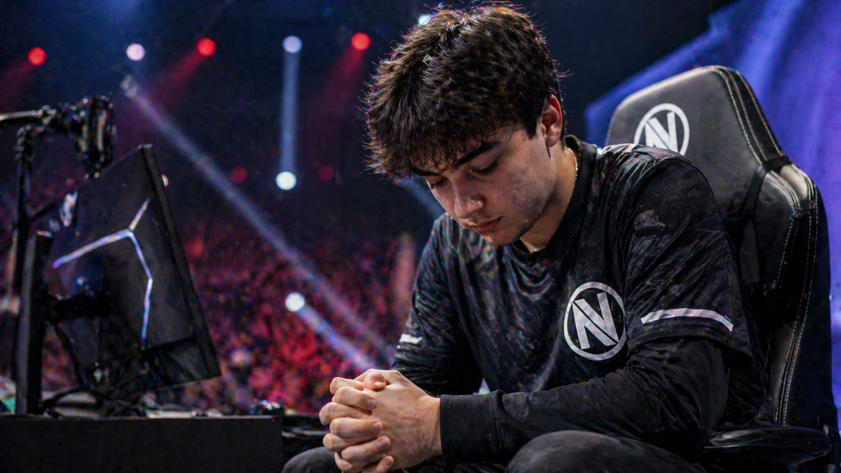 Jugador de VALORANT en una escena de e-sports tras una sanción competitiva de Riot