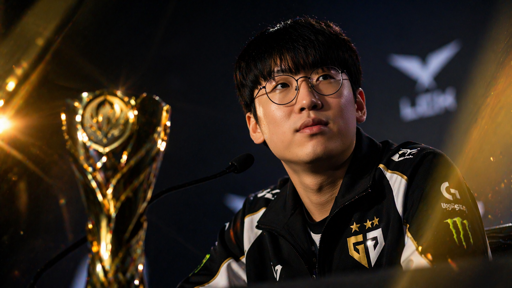 Ruler en una conferencia de prensa de la LCK, con gesto serio y ambiente de alta tensión tras la polémica por sus impuestos