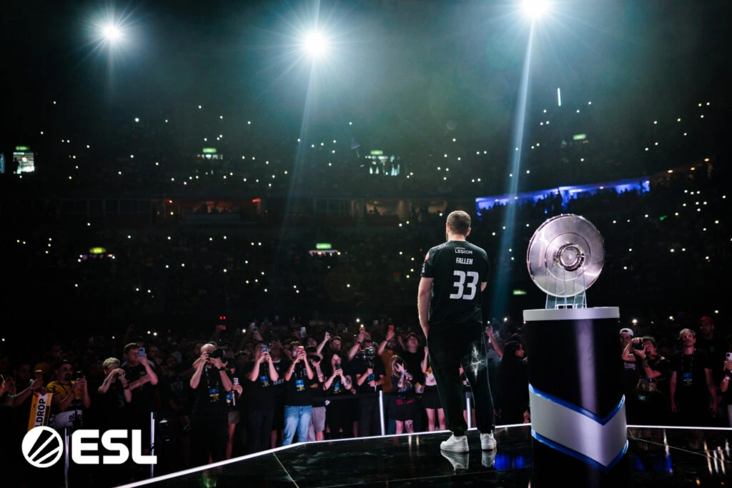 La multitud escucha el anuncio de retiro de FalleN.