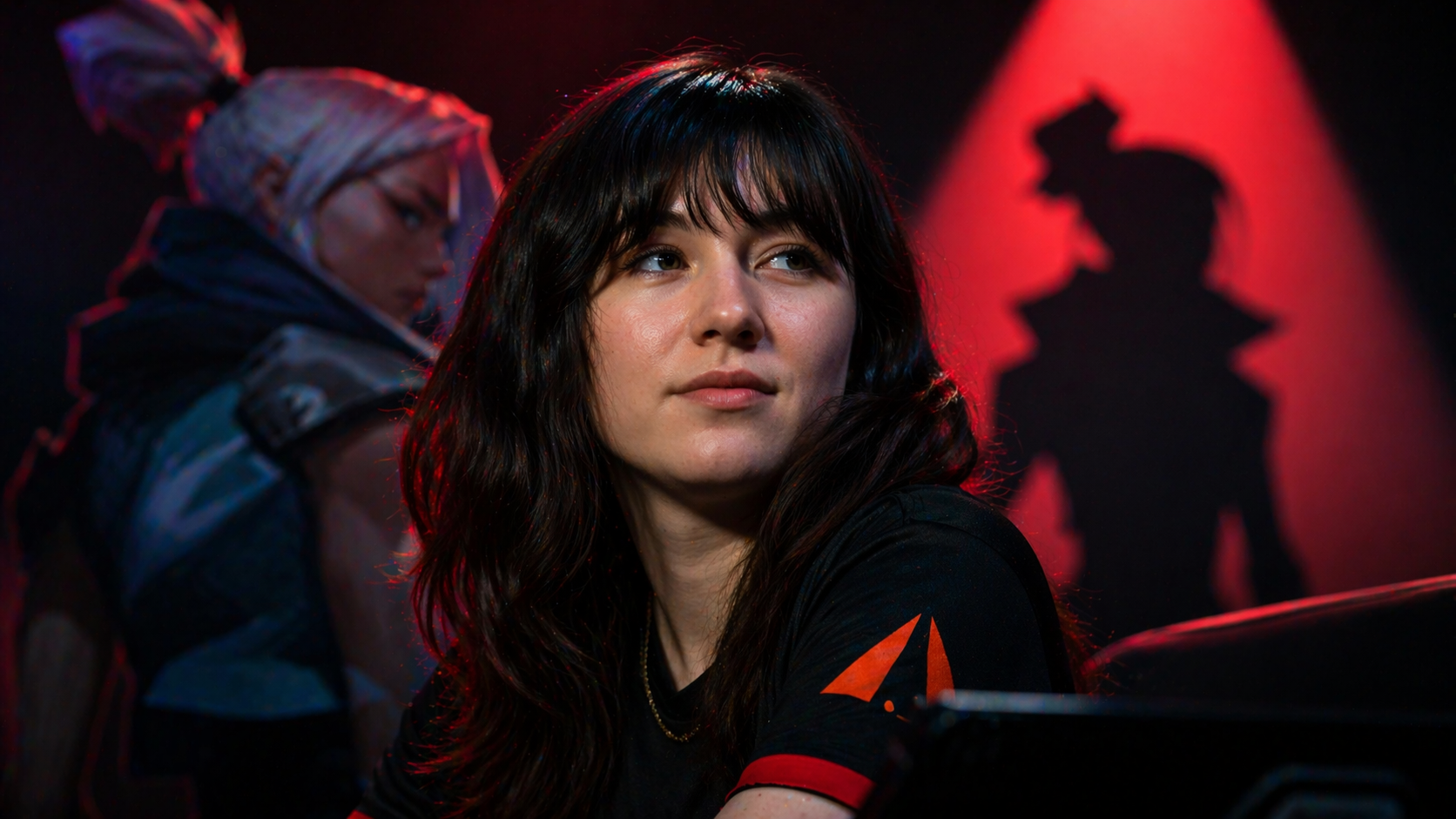 florescent en un entorno competitivo de VALORANT, con gesto serio tras quedar habilitada nuevamente por Riot