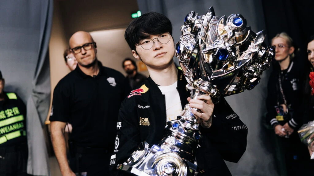 Faker de T1 celebra tras bastidores después de ser coronado campeón en la final de Worlds 2025 de League of Legends el 8 de noviembre de 2025 en Chengdu, China.
