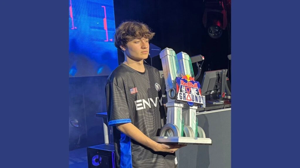 Canezerra de ENVY sosteniendo el trofeo Red Bull Home Ground 2025