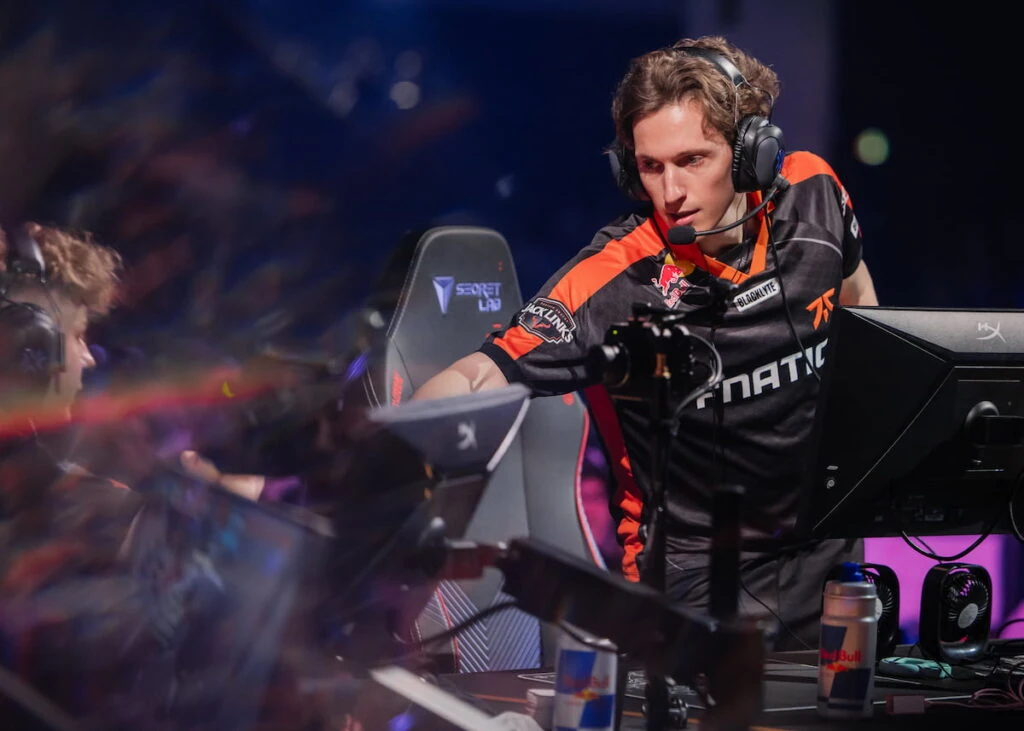 Boaster de FNC chocando el puño con kajaak en VCT Masters